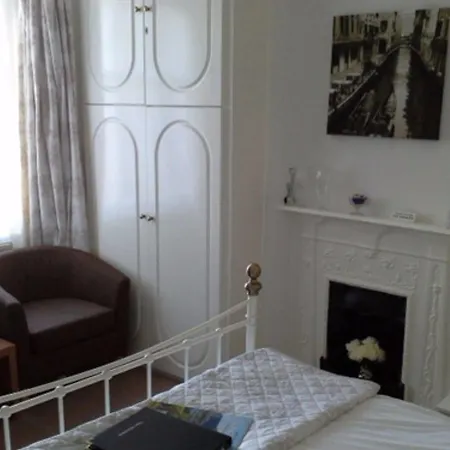 Guest house Ellerbrook House